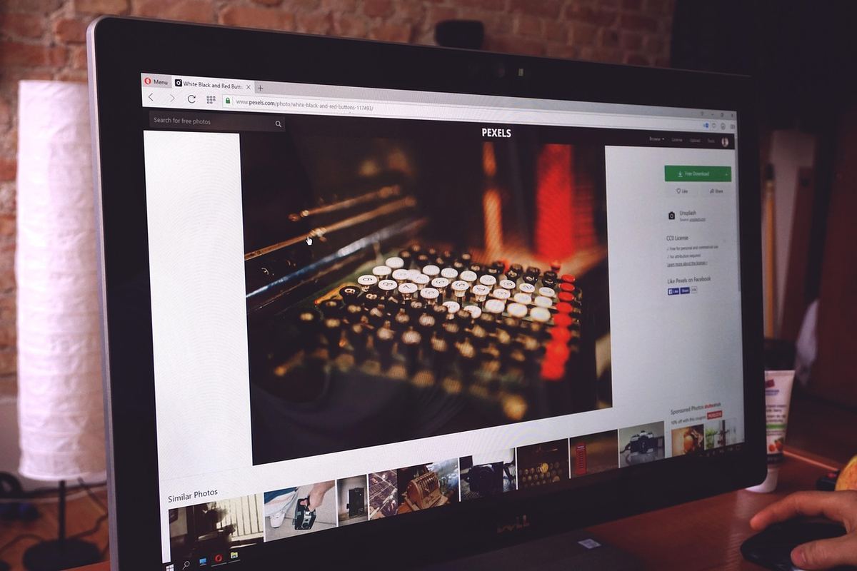 Un moniteur d'ordinateur sur un bureau montre une page web Un moniteur d'ordinateur sur un bureau montre une page web
